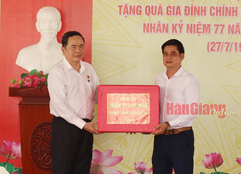 Đồng chí Trần Thanh Mẫn, Ủy viên Bộ Chính trị, Chủ tịch Quốc hội, tặng quà cho đại diện Khu di tích chiến thắng 75 lượt tiểu đoàn địch.